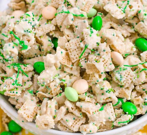 Leprechaun Bait: If you’re looking for fun snacks for St. Patrick’s Day for your little leprechauns, this leprechaun bait (aka leprechaun chow) is it! Your whole family will love this mix of white chocolate, cereal, sprinkles, and M&Ms! Quick Overview: Cover the dry cereal with melted chocolate chips, stir in the sprinkles and let it... The post Leprechaun Bait appeared first on Fantabulosity. Leprechaun Puppy Chow, Green Chex Mix St. Patrick's Day, Lucky Charms Chex Mix White Chocolate, Green Puppy Chow, Green Food Party, Lemon Puppy Chow, Leprechaun Bait, Desserts Banana, Sweet Chex Mix