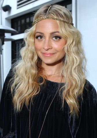 Seventies+Fashion+Women | Style maven Nicole Richie can do no wrong in my book. All centre ... 70s Disco Hair, Nicole Richie Hair, Disco Hair, 1970s Hairstyles, Beyonce Hair, 70s Hair, Hippie Hair, Nicole Richie, Holiday Hairstyles