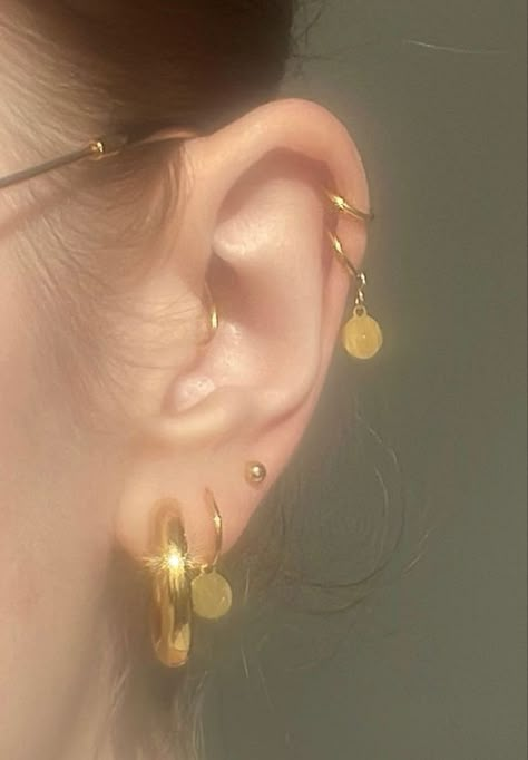 Earrings Aesthetic Piercing, Double Helix And Daith Piercing, Helix Earrings Gold, Gold Ear Stack Aesthetic, Double Helix Styling, Earrings Helix Ear, Daith And Double Helix Piercing, Double Helix Piercing Jewelry, Daith Piercing Styling