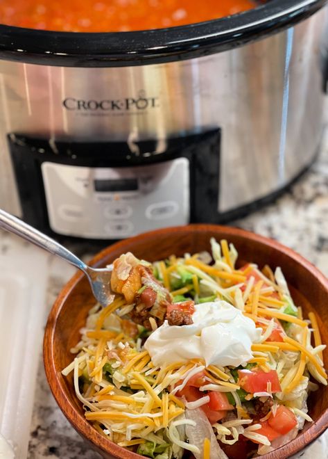 Crockpot Chili Frito Pie - The Cookin Chicks Chili Frito Pie, Fritos Pie, Chili Frito, Frito Pie Recipe, Frito Chili, Frito Chili Pie, Casserole Slow Cooker, Ground Beef Beans, Fall Crockpot