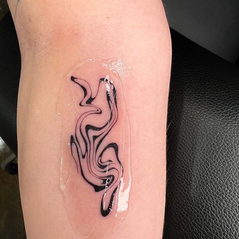 Small Thick Line Tattoo, Tattoo Ideas Female Abstract, Warped Tattoo, Squiggle Line Tattoo, Wavy Liquid Tattoo, Fine Line Abstract Tattoo, Oil Spill Tattoo, Minimalist Tattoo Ideas Creative, Squiggly Tattoo