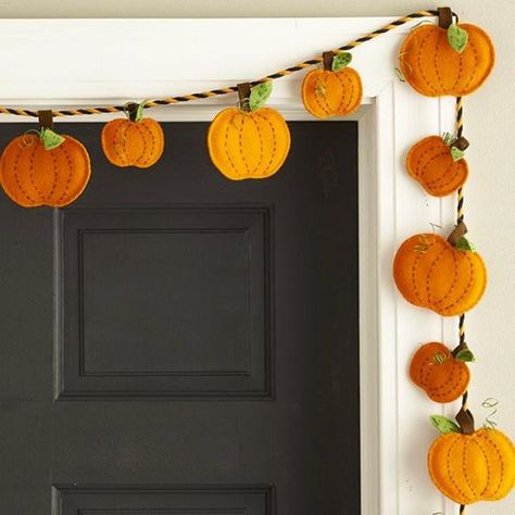 Halloween Decor Diy, Halloween Sewing, Pumpkin Garland, Fall Sewing, Adornos Halloween, Halloween Garland, Felt Halloween, Autumn Crafts, Felt Decorations