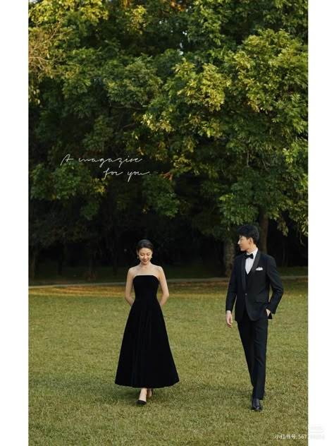 Korean Outdoor Photoshoot, Pre Wedding Black Dress, Black Dress Couple Photoshoot, Outdoor Prewedding Ideas, Pose Foto Pernikahan, Prewedding Dress, Prewed Concept, Pre Wedding Photoshoot Theme, Prenuptial Photoshoot