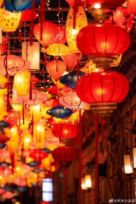 Lantern Festival China, Chinese Culture Aesthetic, Chinese Lantern Festival, Chinese New Year Background, Old Lanterns, Chinese Aesthetic, Lantern Festival, Chinese Lanterns, Chinese Culture