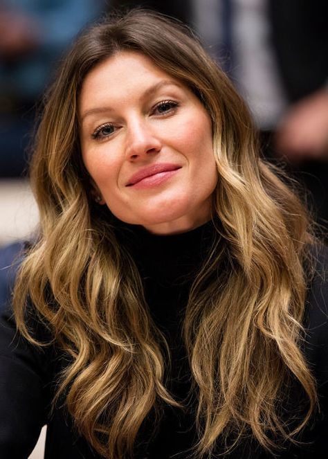 15 Long Hairstyles You Can Wear: GISELE BÜNDCHEN: Gisele's cut layers are designed to enhance her hair's natural texture, says Sayers. To get her look use curl enhancing cream or a surf spray to create. Gisele Hair, Gisele Bundchen Hair, Wavy Beach Hair, Beach Wave Hair, Doutzen Kroes, Gisele Bündchen, Gisele Bundchen, Easy Hairstyles For Long Hair, Miranda Kerr