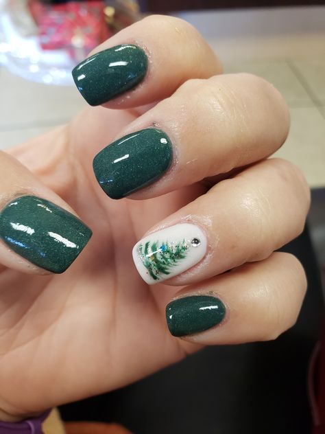 Forest Green Holiday Nails, Christmas Green And Gold Nails, Nails Squoval Designs, Christmas Tree Nails 2023, Emerald Green Christmas Nails Design, December Nail Ideas Green, Green Nail Christmas, Pine Tree Nail Art, Christmas Wreath Nail Art