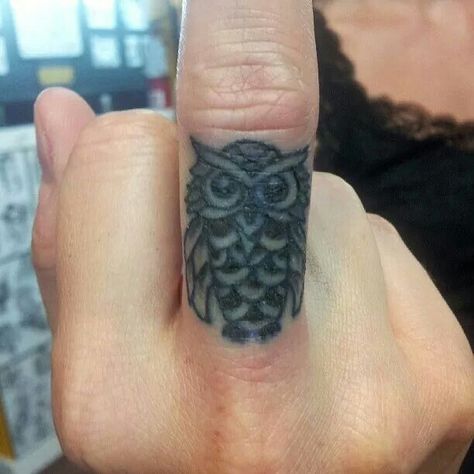 Owl finger tattoo. Giving the bird correctly #chaunabtattoos Owl Finger Tattoo, Simple Owl Tattoo, Core Tattoo, Mens Owl Tattoo, Simple Owl, Finger Tattoo Ideas, Tattoo For Boyfriend, Tattoo Pics, Knuckle Tattoos