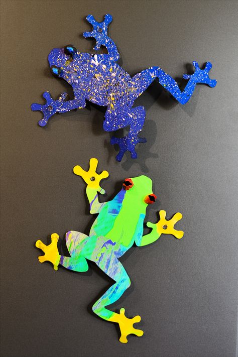 Explore a variety of fun art-making styles with this climbing paper tree frog craft for kids. It sticks to smooth surfaces using the magic of suction cups to mimic the real thing! (with optional printable tree frog templates). | from barley & birch Tree Frog Craft Preschool, Jungle Themed Crafts For Kids, Jungle Preschool Crafts, Preschool Frog Crafts, Frog Art Projects For Kids, Rainforest Crafts For Kids, Red Eyed Tree Frog Craft, Jungle Art For Kids, Frog Arts And Crafts