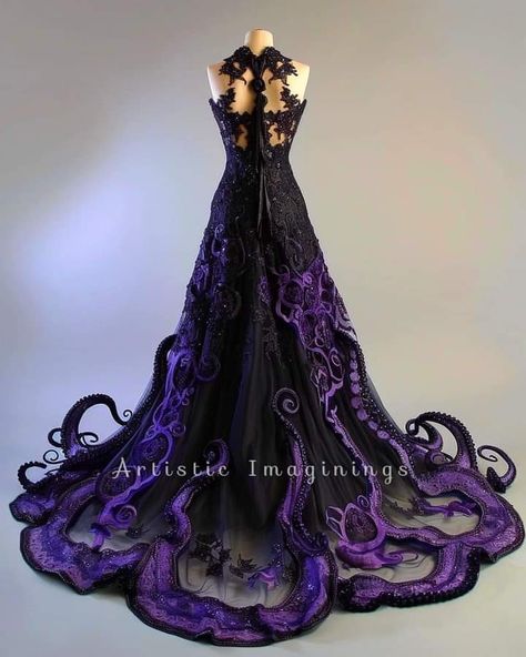 Evil Queen Dress Gowns, Queen Of Hearts Aesthetic Outfits, Witch Couture, Queen Of Hearts Aesthetic, Evil Queen Dress, Queen Dress Gowns, Dnd Clothing, Villain Vibes, Junk Kouture