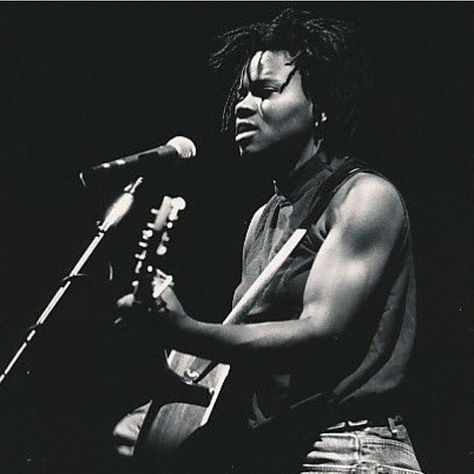 Tracy Chapman, Masc Women, Black Photography, Dont You Know, Country Artists, Girl Crush, Meeting People, Music Songs, Michael Jackson