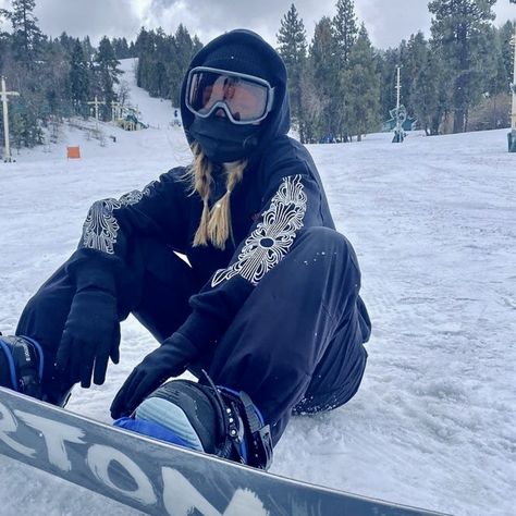 Snowboarding Style Outfits, Snowboard Outfits, Snowboarding Pics, Snowboarding Girl, Snowboard Aesthetic, Mode Au Ski, Snowboarding Pictures, Snowboarding Aesthetic, Flash Effect