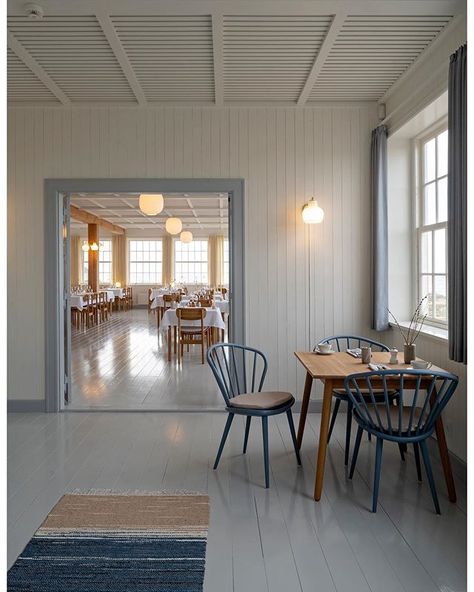 Stolab (@stolab) • Instagram photos and videos Dining Room Blue And White, Wood Cottage House, Color Combinations Interior Design, Swedish Countryside, Paneled Walls, Seaside Hotel, Dining Room Blue, Yellow Curtains, Yellow Room