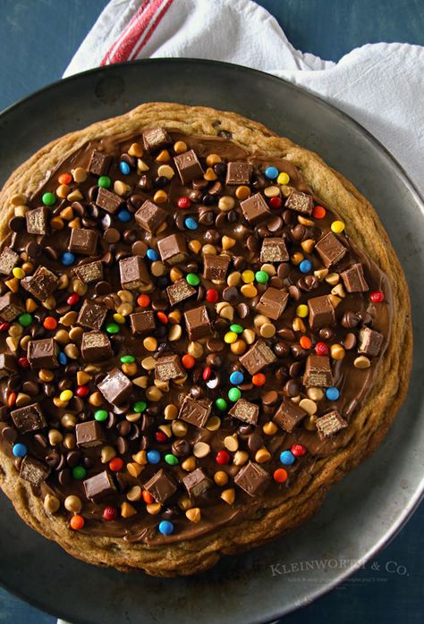 Chocolate Pizza Recipe, Chocolate Chip Pizza, Cookie Pizza Recipe, Chocolate Chip Cookie Pizza, Pizza Cookie, Pizza Cookies, Apple Cider Donuts Recipe, Giant Cookies, Dessert Pizza Recipes