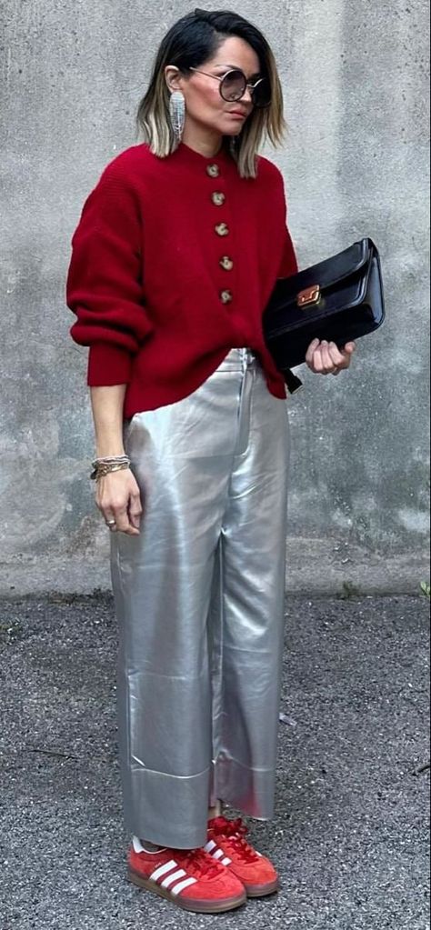 Silver Pants Outfit, Silver Pants, Taking A Picture, Metallic Pants, Looks Street Style, Claw Clips, Street Style Inspiration, Bucket Hats, Mode Vintage