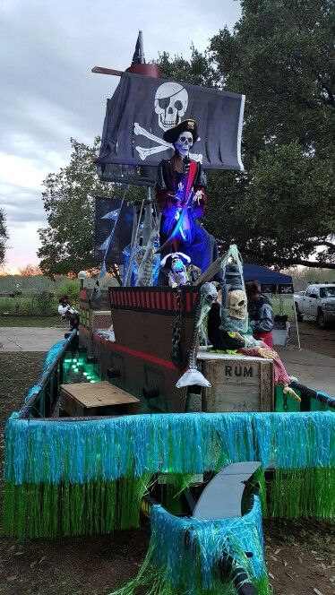 Pirate float. See the shark fin. Halloween Pirates, Pirate Party Decorations, Homecoming Floats, Ship Wreck, Parade Ideas, Poker Run, Lake Fun, Boat Parade, Pirate Captain