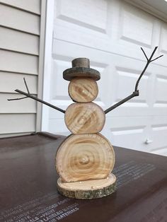 Log Snowman Diy Wood Slices, Christmas Wooden Decorations, Wood Slice Snowman, Wood Log Crafts, Log Projects, Snow Men, Wooden Decorations, Wood Snowman, Rustic Holiday Decor