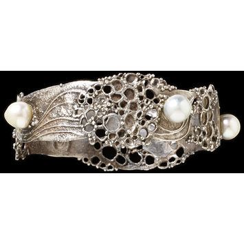 Bracelet by Gerda Flockinger, 1973. From the V&A collection. Gerda Flockinger, Jewelry Casket, Jewelry Designing, Historical Jewellery, Modernist Jewelry, Contemporary Jewellery, Contemporary Jewelry, Artistic Jewelry, Soldering