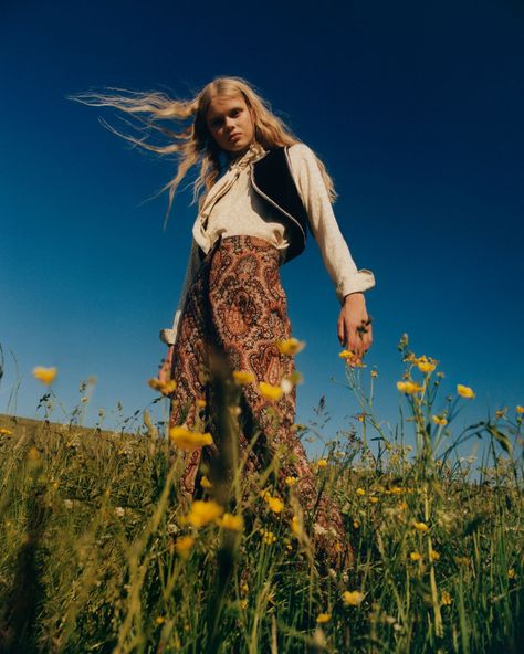 Evan Spiegel, Street Photography Portrait, Forest Fashion, Portrait Editorial, Black Lives Matter Protest, Seventies Fashion, Hiking Fashion, Fashion Photography Inspiration, Artist Management