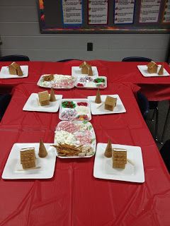 Room Moms Rock: Gingerbread House Class Party- also contains a link to a good video on how to cut and build enough houses for the entire class- how fun would this be?? Christmas Party Kindergarten, Kindergarten Christmas Party, Gingerbread House Party, Classroom Holiday Party, Classroom Christmas Party, School Holiday Party, School Christmas Party, Gingerbread House Parties, Gingerbread Party