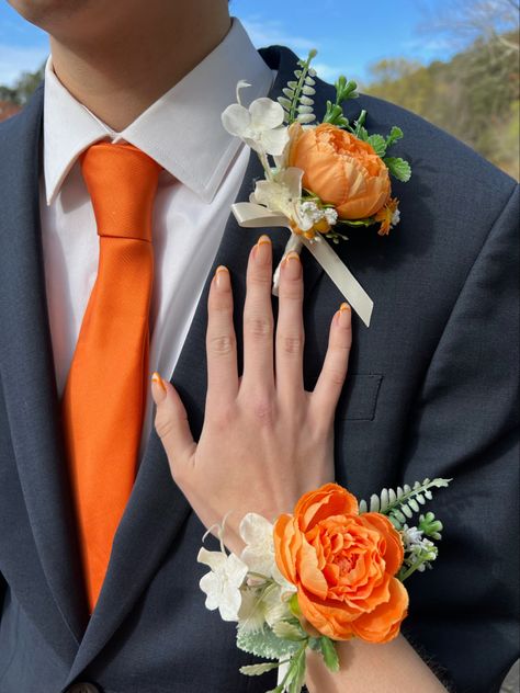 Cute Corsages For Hoco, Orange Corset Prom Dress, Orange Hoco Couple Outfits, Orange Tuxedo Prom, Orange Homecoming Flowers, Prom Flowers Corsage Orange, Orange Flower Corsage, Orange And White Corsage, Dance Flowers Bouquets