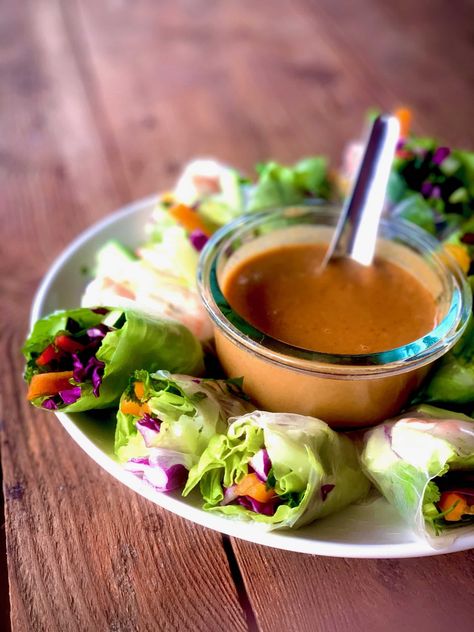 Thai Fresh Spring Rolls - Thai-Foodie Asian Spring Rolls Recipes, Peanut Sauce Thai, Spring Roll Dipping Sauce, Asian Spring Rolls, Fresh Spring Rolls Recipe, Thai Appetizer, Thai Spring Rolls, Thai Peanut Sauce, Fresh Spring Rolls