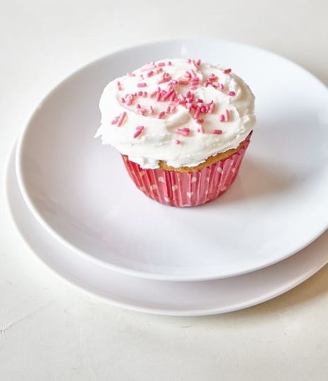 Pull a Kristen Wiig in Bridesmaids and throw together one vanilla cupcake that bakes right up in the toaster oven. 23 Incredibly Delicious Things You Can Do With A Toaster Oven Toaster Oven Recipes, Single Serve Desserts, Single Serving Recipes, Cupcake Recipe, Cooking Lessons, Cooking For One, Köstliche Desserts, Oven Recipes, Vanilla Cupcakes