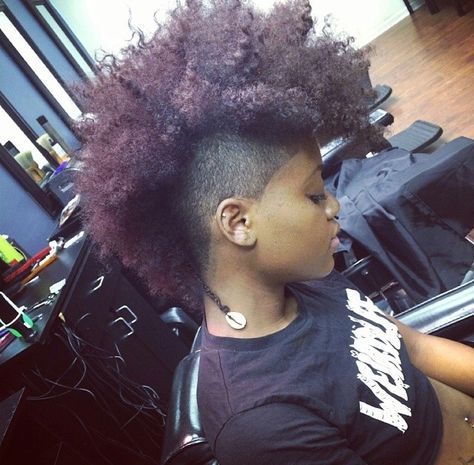 SHAVED SIDES FROHAWK Natural Mohawk, Mohawk Styles, Tapered Natural Hair, Natural Hair Cuts, Afro Style, Mohawk Hairstyles, Pelo Afro, Hairstyle Gallery, Natural Hair Inspiration