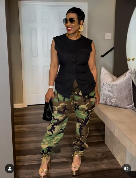 Camaflouge Cargo Pants Outfit Women, Camo Cargo Pants Outfit Baddie, Camoflauge Outfits Black Women, Women's Style Women's Fashion, Camaflouge Outfits, Camo Outfits For Black Women, Army Fatigue Pants Outfit, Camo Outfits For Women, Army Fatigue Outfits For Women