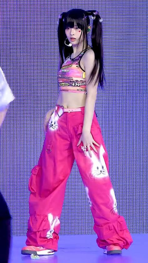 SHE'S A CUTIE PATOOTIE Newjeans Performance Outfits, Newjeans Attention Outfit, Kpop Styling, 일본 패션, New Jeans Style, Music Festival Outfits, Stage Outfit, Practice Outfits, Outfit Jeans