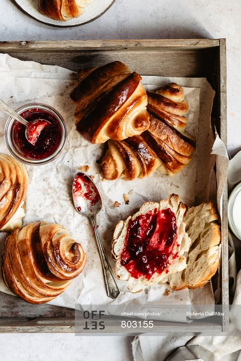 Easy Croissant Recipe, Tempting Food, Homemade Croissants, Breakfast Photography, Croissant Recipe, Food Photography Inspiration, Food Photography Tips, Food Quality, Photographing Food