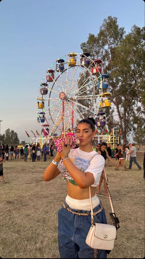 Sporty Coachella Outfits, Coachella Picture Ideas, Coachella Fits 2024, Coachella Pose Ideas, Coachella Outfit Aesthetic 2024, Girl Stomach Tattoos, Streetwear Fashion Aesthetic, Outfit Ideas Streetwear, Fair Outfit