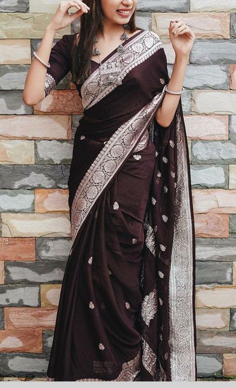 Khaddi Georgette Saree, Saree Chiffon, Indian Wedding Gowns, Saree Georgette, Saree Wearing Styles, Simple Saree Designs, Indian Sari Dress, Latest Model Blouse Designs, Traditional Blouse Designs