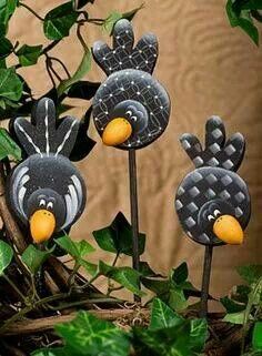 Too cute. Decorative Painting Patterns, Tin Can Crafts, Aluminum Cans, Black Birds, Country Paintings, On A Stick, Tole Painting, Garden Stakes, Rock Crafts