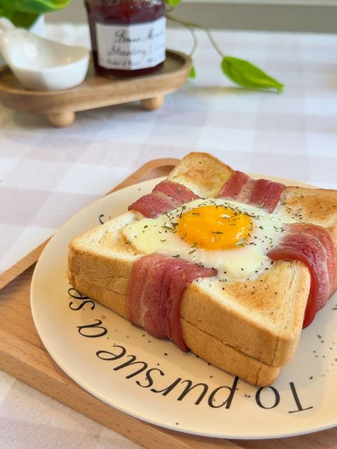 Baked Egg & Bacon Toast Egg In A Basket, Bacon Toast, Kawaii Kitchen, Oven Baked Bacon, Eggs In A Basket, Baked Egg, Bacon In The Oven, Breakfast Prep, Baked Bacon