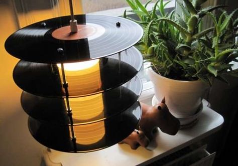 Recyclart Bord Design, Vinyl Record Crafts, Record Crafts, Origami Lamp, Old Vinyl Records, Diy Lampe, Record Table, Retro Lamp, Diy Recycle