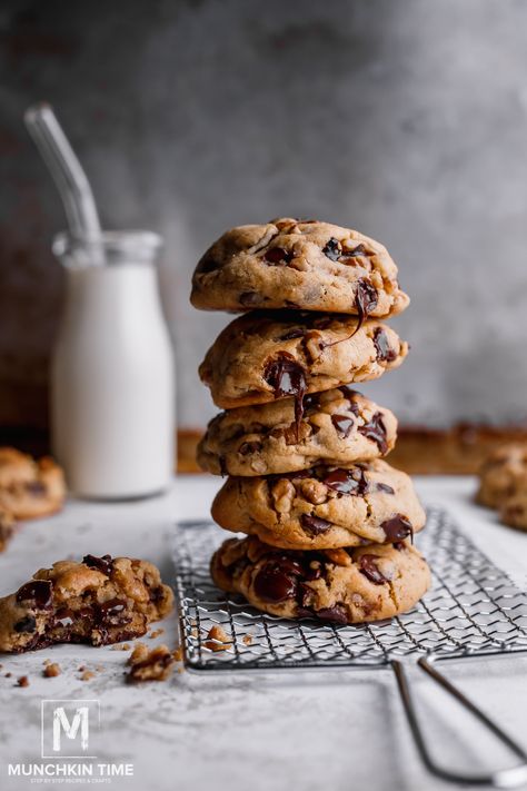 Chocolate Chip Cookie Photography, Cookies Pictures Ideas, Aesthetic Cookie Pictures, Cookie Food Photography, Chocolate Chip Cookies Aesthetic, Caramel Toffee Crunch Cheesecake, Cookies Photoshoot, Cookie Photoshoot, Cookie Branding