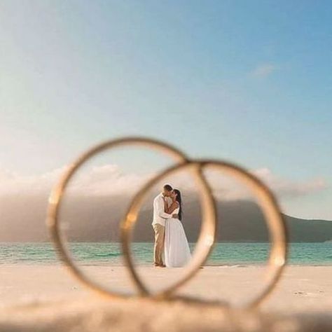 35 Dreamy and Creative Beach Wedding Ideas! Beach Wedding,elegant  Wedding,Wedding ideas. Wedding Pictures Beach, Beach Wedding Pics, Engagement Photo Shoot Beach, Pre Wedding Photoshoot Beach, Couples Beach Photography, Pre Wedding Photoshoot Props, Wedding Fotos, Engagement Photography Poses, Wedding Photoshoot Props