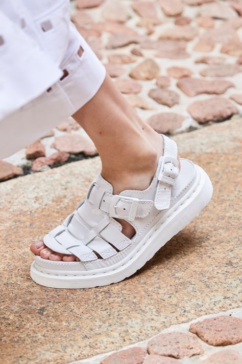 Mario Dice, Moda Casual Chic, Perfect Sneakers, Shoes 2021, Aesthetic Shoes, 2021 Fashion, Leather Shoes Woman, Casual Chic Style, Beach Shoes