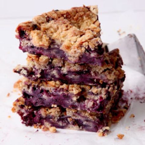 Fresh or frozen blueberries make a fine substitute for tart and sweet huckleberries in this moist, crumbly cake. Huckleberry Recipes, Blueberry Crumb Bars, Blueberry Pie Bars, Easy Blueberry Pie, Huckleberry Pie, Blueberry Crumble Bars, Crumb Bars, Berry Crumble, Blueberry Crumble