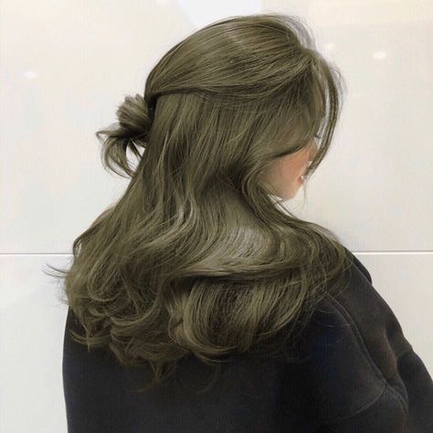 Olive Color Hair, Olive Hair Colour, Olive Hair, Dark Green Hair, Green Hair Dye, Korean Hair Color, Brown Hair Dye, Pretty Hair Color, Corte De Cabelo Masculino