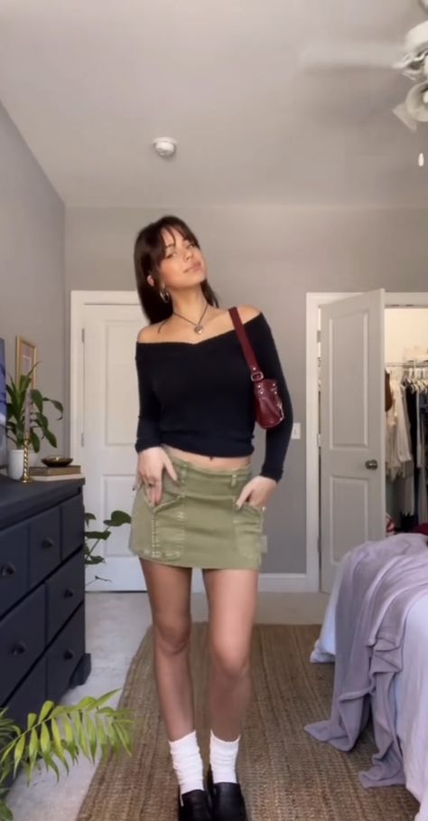 Army Green Skirt Outfit, Green Mini Skirt Outfit, Mini Skirt Outfit Aesthetic, Khaki Skirt Outfits, Skirt Outfit Aesthetic, Green Skirt Outfits, Green Top Outfit, Outfit Mini Skirt, Cargo Skirt Outfit