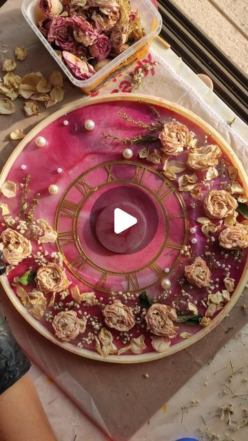 Jaimala Preservation Resin, Resin Clock With Flowers, Raisin Art Ideas, Resin Art Wedding Flowers, Varmala Preservation Ideas, Raisen Art, Resin Clock Ideas, Flower Preservation Ideas, Rose Preservation