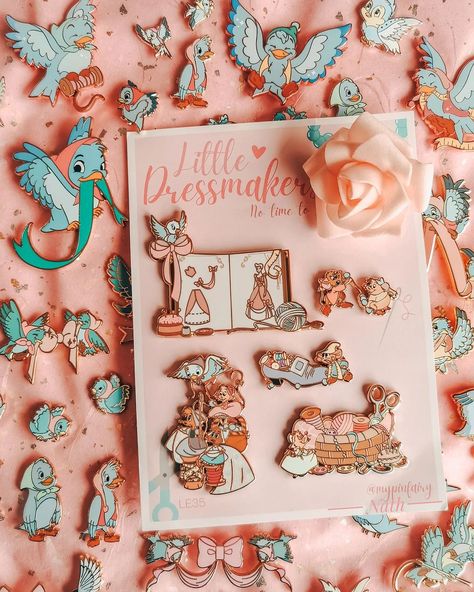 Pin Collection Displays, Pin Board Ideas, Disney Pins Sets, Disneyland Pins, Disney Bedrooms, Disney Pin Collections, Disney Rooms, Cinderella Disney, Pretty Pins