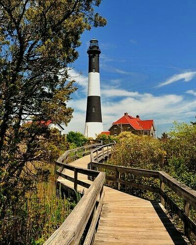 Blue Lighthouse, Building Pictures, Lighthouse Lighting, Dubai Skyscraper, Lighthouse Pictures, Fire Island, Light Houses, Structure Architecture, Long Island Ny