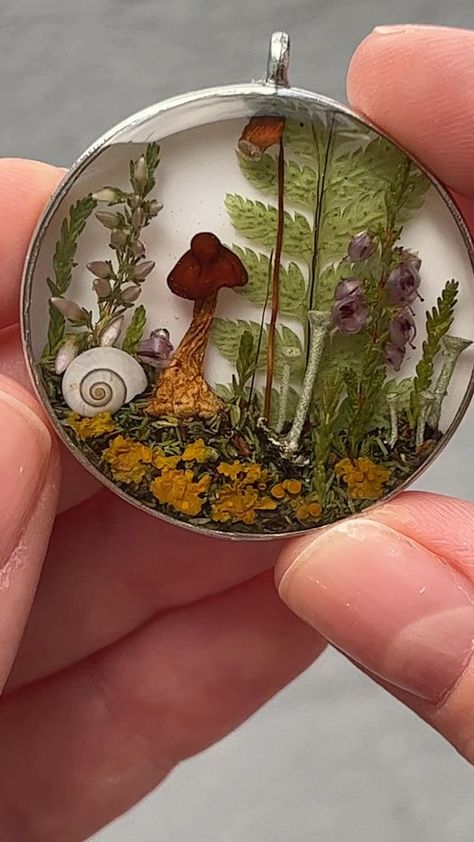 Resin Jewelry Tutorial, Real Mushrooms, Forest Necklace, Mushroom Crafts, Flower Resin Jewelry, Resin Crafts Tutorial, Mushroom Jewelry, Diy Resin Projects, Resin Jewelry Diy