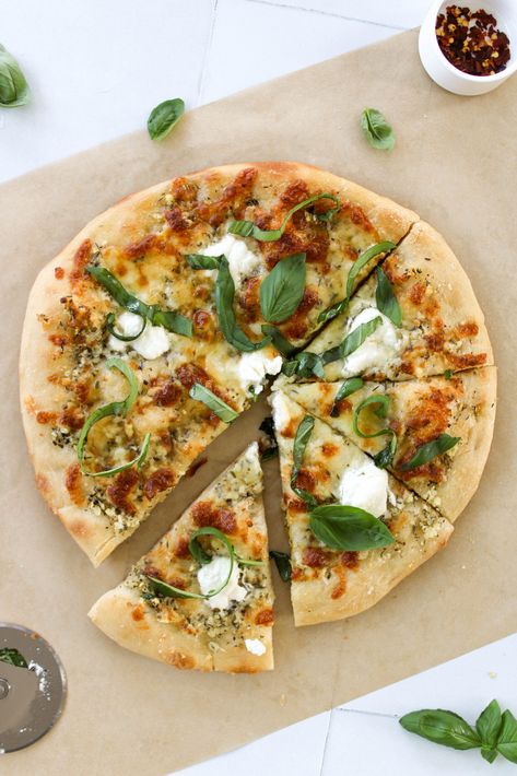 Olive Oil Pizza Without Tomato Sauce Olive Oil Pizza, Olive Oil Sauce, Tomato Pizza Sauce, Garlic Pizza, Easy Homemade Pizza, Olive Tapenade, Making Homemade Pizza, Garlic Olive Oil, Homemade Pizza Dough