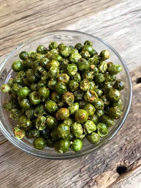 Crunchy Roasted Green Peas · Compston Kitchen Roasted Green Peas, Roasted Peas Oven, Green Chickpeas Recipes, Dehydrator Snacks, Healhty Snacks, Roasted Peas, Low Glycemic Snacks, Green Peas Recipes, Pea Snacks