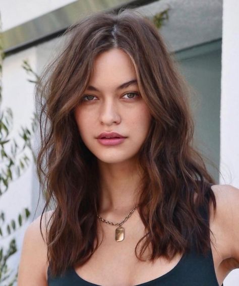 Tousled Medium-Length Hair with Waves Medium Length Haircut For Wavy Hair Oval Face, Oval Face Medium Length Hair, Medium Length Haircut For Oval Face Women, Haircut For Oval Face Women, Oval Face Haircut, Haircuts For Small Faces, Haircut For Oval Face, Haircut Oval Face, Long Wavy Haircuts