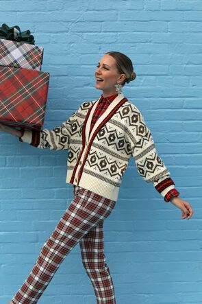 JOY & COMFORT WITH J.CREW // Christmas Moodboard, Christmas Outfit Casual, Leggings Outfit Winter, Female Image, Blair Eadie, Atlantic Pacific, Color Blocking Outfits, Christmas Clothing, Plaid Outfits