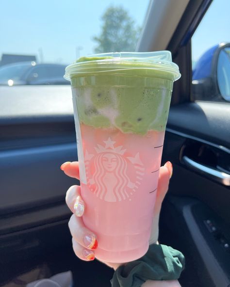 #starbucks #matcha #matchalatte #strawberry #aesthetic #drink #summer Matcha Strawberry, Starbucks Matcha, Aesthetic Drink, Strawberry Aesthetic, Starbucks Strawberry, Strawberry Matcha, Strawberry Drinks, Juice Branding, Matcha Drink